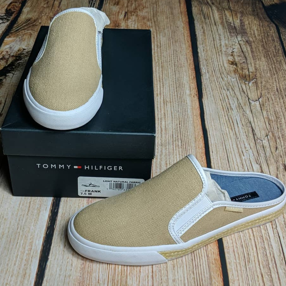 Tommy Hilfiger Women's Frank Sneaker Size 8